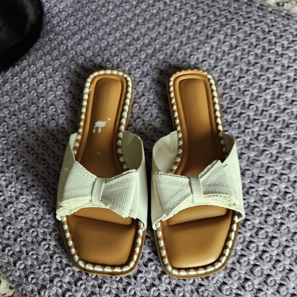 London Fog Cream Bow Sandals Sz 9.5 - Picture 2 of 4